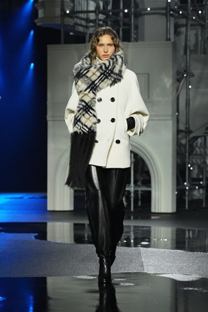 Burberry تكتب ليلها الخاص: لندن كخزانة تتحرّك بعد الغروب